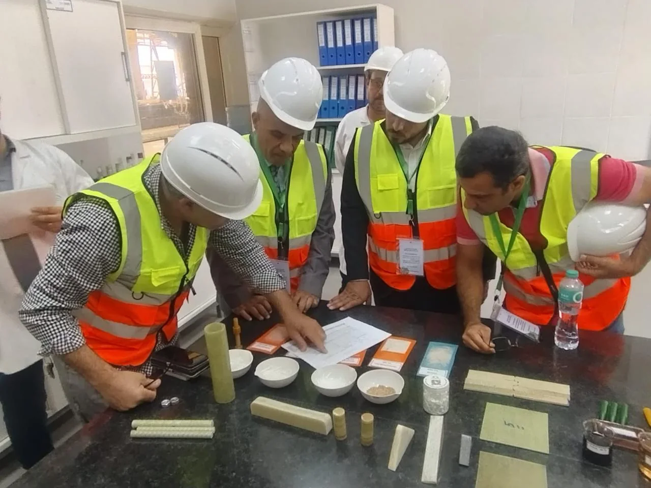 فريق Green Life أثناء مراجعة عينات المياه داخل المعمل